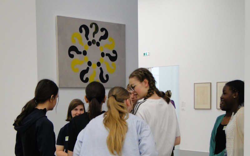 Au Musée Pompidou Metz, les murs semblent vouloir illustrer interrogations et souhaits des élèves